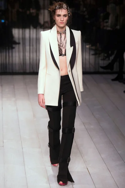 Look 17